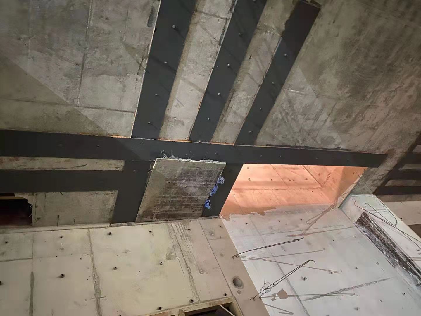 汕尾楼板开洞用粘钢加固还是碳纤维布加固